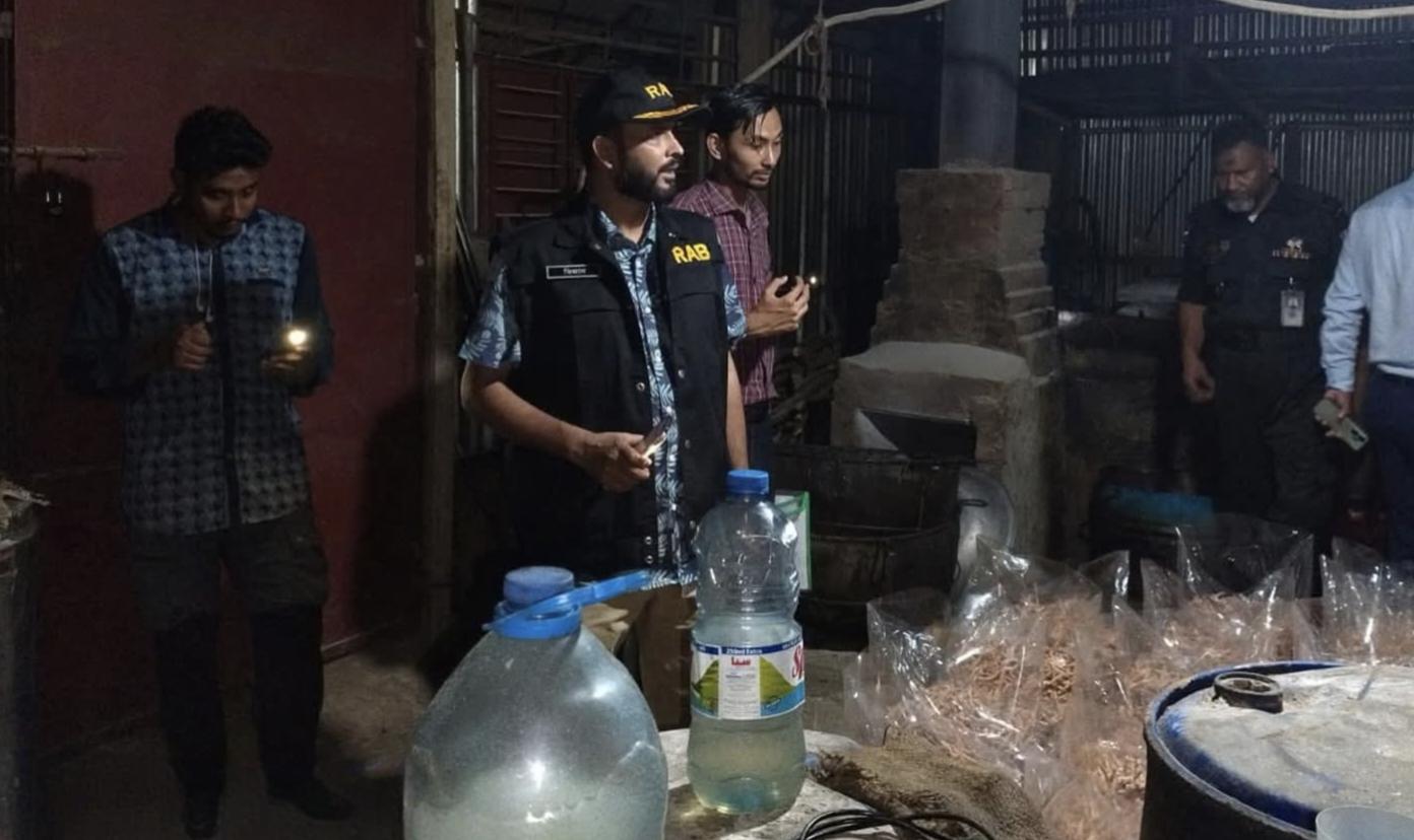 ফেনীতে অস্বাস্থ্যকর খাদ্য উৎপাদনে অভিযান,৩ প্রতিষ্ঠানকে জরিমানা